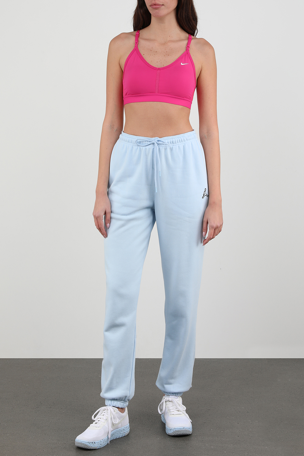 חזיית ספורט ורודה עם לוגו